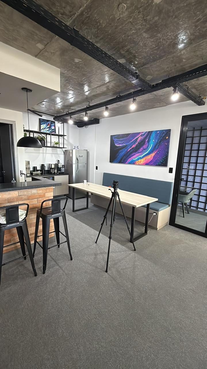 Copa do GuruWork com café, geladeira e micro-ondas