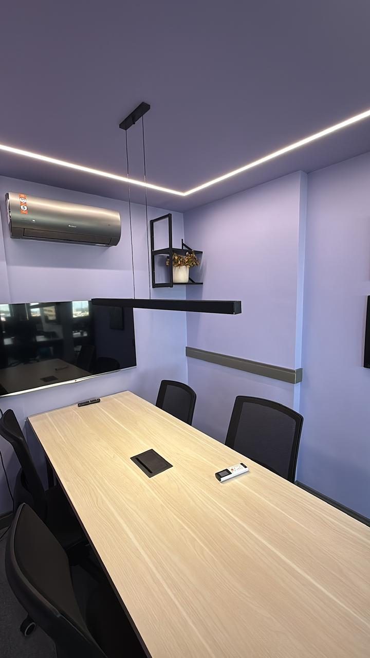 Sala de reunião do GuruWork com TV Smart